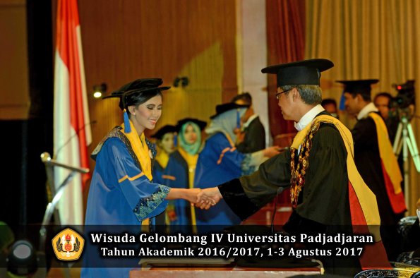 Wisuda Unpad Gel IV TA 2016_2017 Fakultas ISIP oleh  Rektor  252