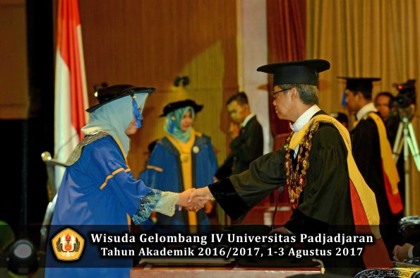 Wisuda Unpad Gel IV TA 2016_2017 Fakultas ISIP oleh  Rektor  253