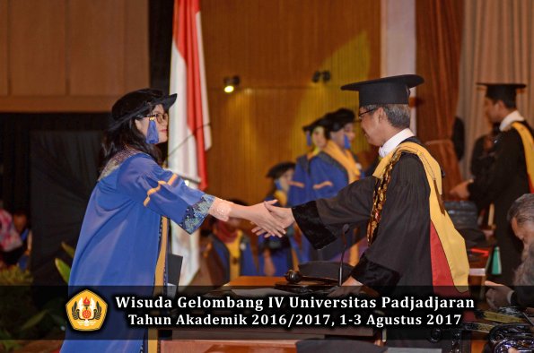 Wisuda Unpad Gel IV TA 2016_2017 Fakultas ISIP oleh  Rektor  256