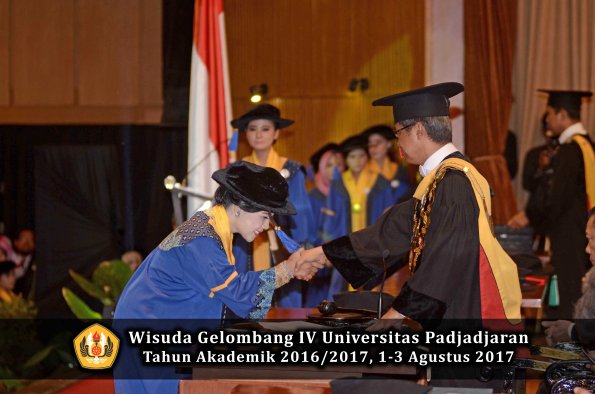 Wisuda Unpad Gel IV TA 2016_2017 Fakultas ISIP oleh  Rektor  257