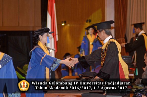 Wisuda Unpad Gel IV TA 2016_2017 Fakultas ISIP oleh  Rektor  258