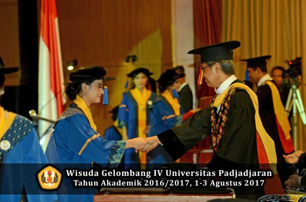 Wisuda Unpad Gel IV TA 2016_2017 Fakultas ISIP oleh  Rektor  259