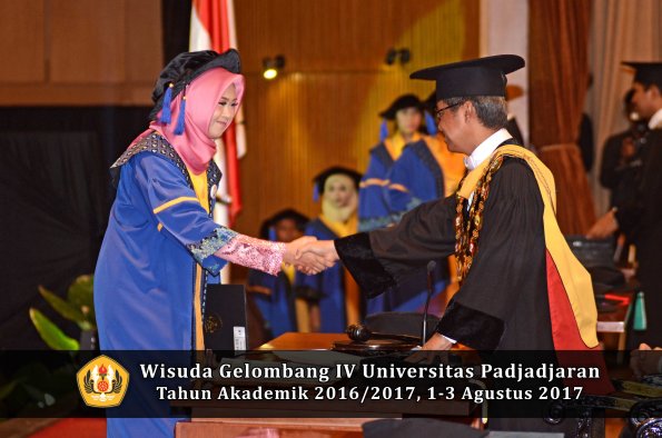 Wisuda Unpad Gel IV TA 2016_2017 Fakultas ISIP oleh  Rektor  261