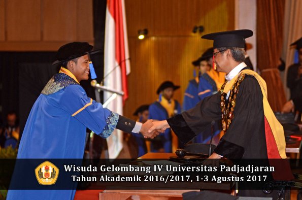 Wisuda Unpad Gel IV TA 2016_2017 Fakultas ISIP oleh  Rektor  265