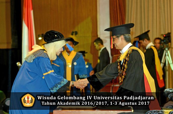 Wisuda Unpad Gel IV TA 2016_2017 Fakultas ISIP oleh  Rektor  266