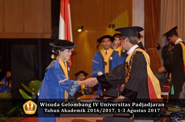 Wisuda Unpad Gel IV TA 2016_2017 Fakultas ISIP oleh  Rektor  267