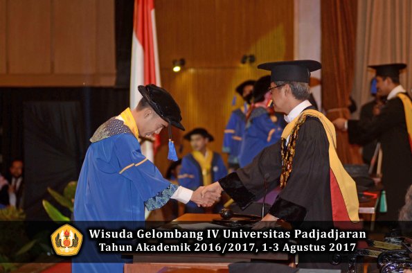 Wisuda Unpad Gel IV TA 2016_2017 Fakultas ISIP oleh  Rektor  268