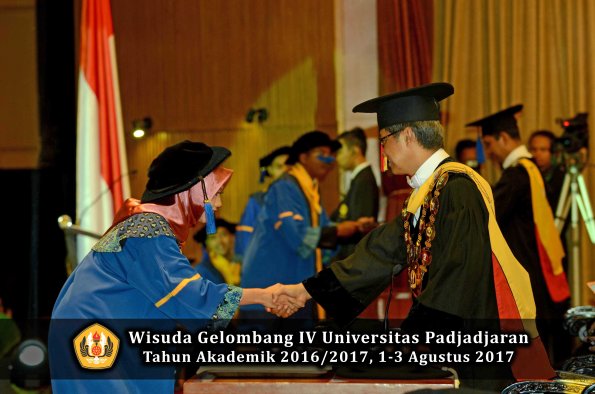 Wisuda Unpad Gel IV TA 2016_2017 Fakultas ISIP oleh  Rektor  269