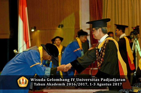 Wisuda Unpad Gel IV TA 2016_2017 Fakultas ISIP oleh  Rektor  270