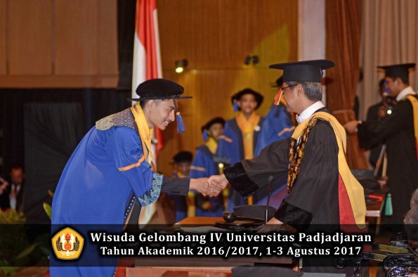 Wisuda Unpad Gel IV TA 2016_2017 Fakultas ISIP oleh  Rektor  271