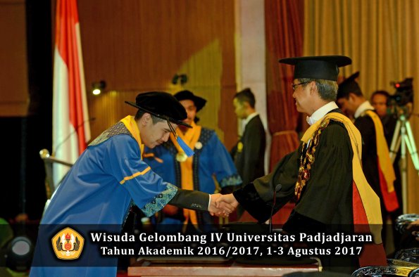 Wisuda Unpad Gel IV TA 2016_2017 Fakultas ISIP oleh  Rektor  272