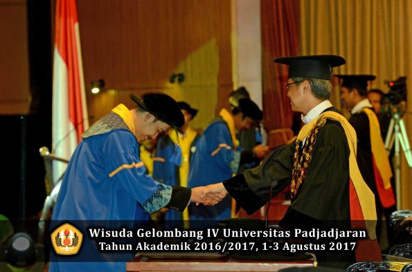 Wisuda Unpad Gel IV TA 2016_2017 Fakultas ISIP oleh  Rektor  273
