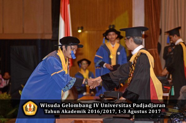 Wisuda Unpad Gel IV TA 2016_2017 Fakultas ISIP oleh  Rektor  274