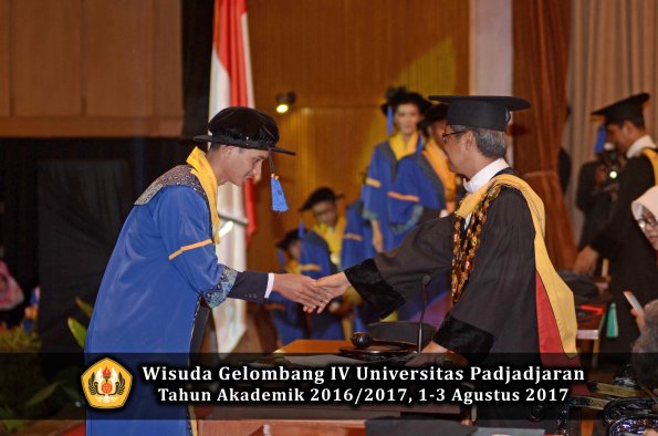 Wisuda Unpad Gel IV TA 2016_2017 Fakultas ISIP oleh  Rektor  275