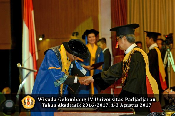 Wisuda Unpad Gel IV TA 2016_2017 Fakultas ISIP oleh  Rektor  276