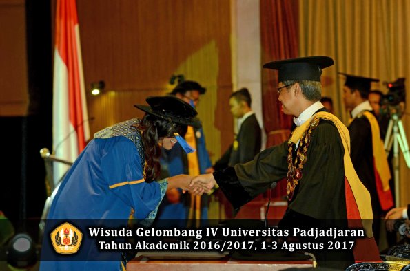 Wisuda Unpad Gel IV TA 2016_2017 Fakultas ISIP oleh  Rektor  278