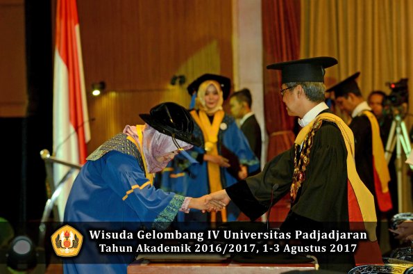 Wisuda Unpad Gel IV TA 2016_2017 Fakultas ISIP oleh  Rektor  282