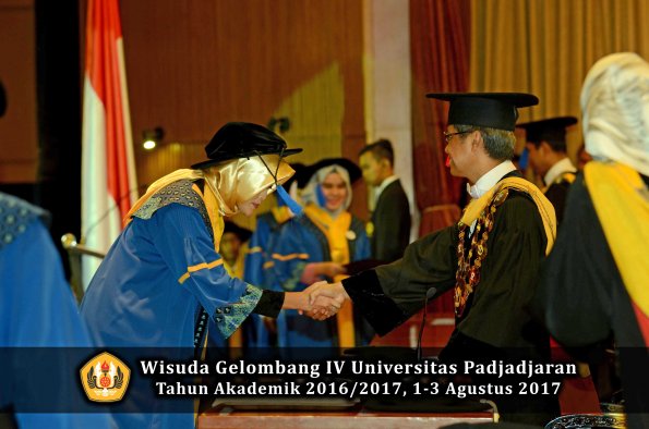 Wisuda Unpad Gel IV TA 2016_2017 Fakultas ISIP oleh  Rektor  283