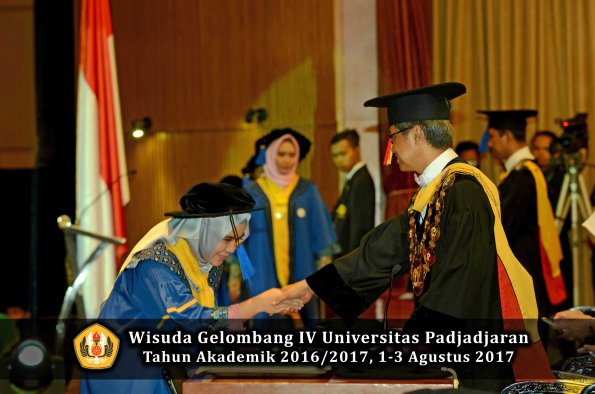 Wisuda Unpad Gel IV TA 2016_2017 Fakultas ISIP oleh  Rektor  284