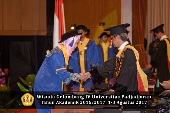 Wisuda Unpad Gel IV TA 2016_2017 Fakultas ISIP oleh  Rektor  285