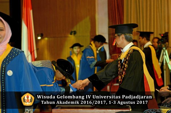 Wisuda Unpad Gel IV TA 2016_2017 Fakultas ISIP oleh  Rektor  286