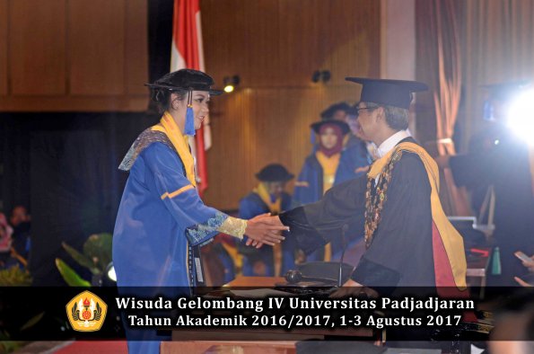 Wisuda Unpad Gel IV TA 2016_2017 Fakultas ISIP oleh  Rektor  288