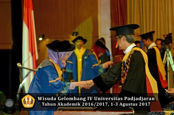 Wisuda Unpad Gel IV TA 2016_2017 Fakultas ISIP oleh  Rektor  289