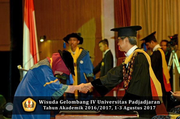 Wisuda Unpad Gel IV TA 2016_2017 Fakultas ISIP oleh  Rektor  290