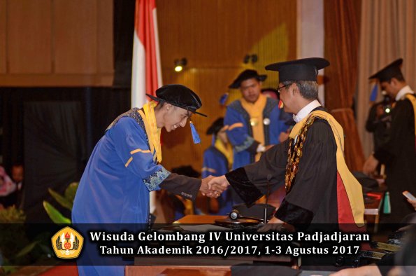 Wisuda Unpad Gel IV TA 2016_2017 Fakultas ISIP oleh  Rektor  291