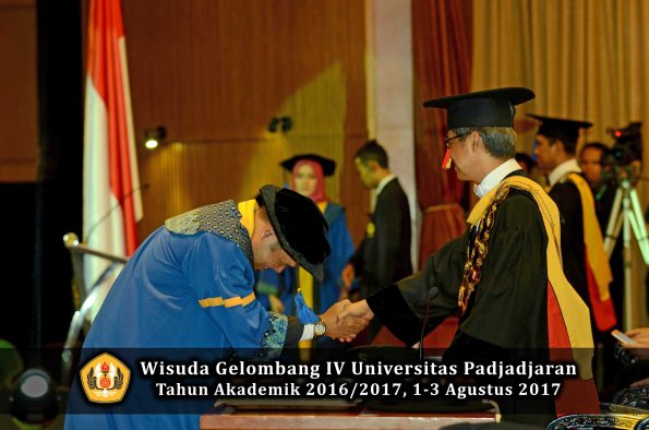 Wisuda Unpad Gel IV TA 2016_2017 Fakultas ISIP oleh  Rektor  292