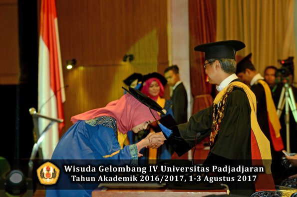 Wisuda Unpad Gel IV TA 2016_2017 Fakultas ISIP oleh  Rektor  293