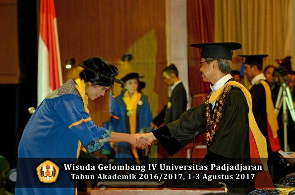 Wisuda Unpad Gel IV TA 2016_2017 Fakultas ISIP oleh  Rektor  295