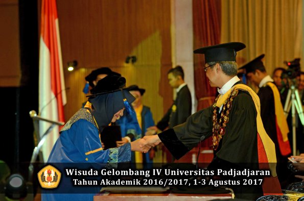Wisuda Unpad Gel IV TA 2016_2017 Fakultas ISIP oleh  Rektor  297