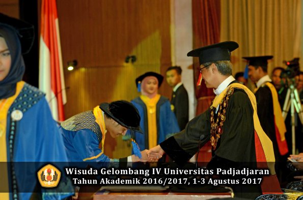 Wisuda Unpad Gel IV TA 2016_2017 Fakultas ISIP oleh  Rektor  298