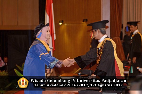 Wisuda Unpad Gel IV TA 2016_2017 Fakultas ISIP oleh  Rektor  299