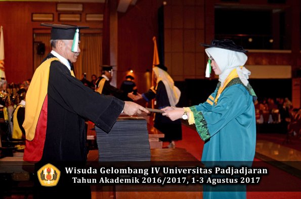 Wisuda Unpad Gel IV TA 2016_2017 Fakultas PERTANIAN oleh Dekan 003