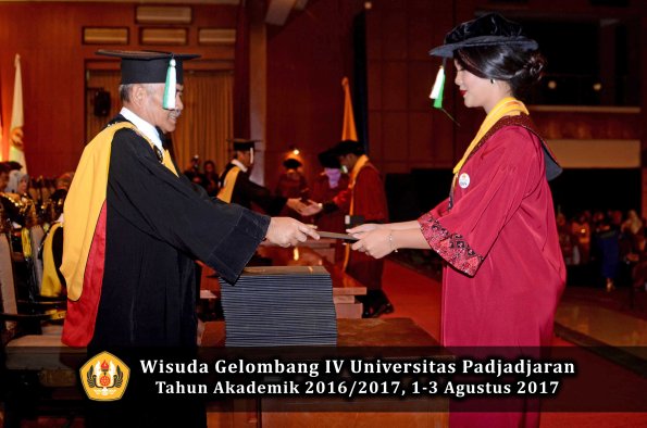 Wisuda Unpad Gel IV TA 2016_2017 Fakultas PERTANIAN oleh Dekan 012