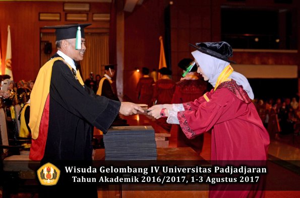 Wisuda Unpad Gel IV TA 2016_2017 Fakultas PERTANIAN oleh Dekan 015