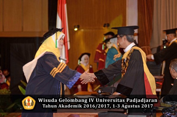 Wisuda Unpad Gel IV TA 2016_2017 Fakultas PERTANIAN oleh  Rektor 002