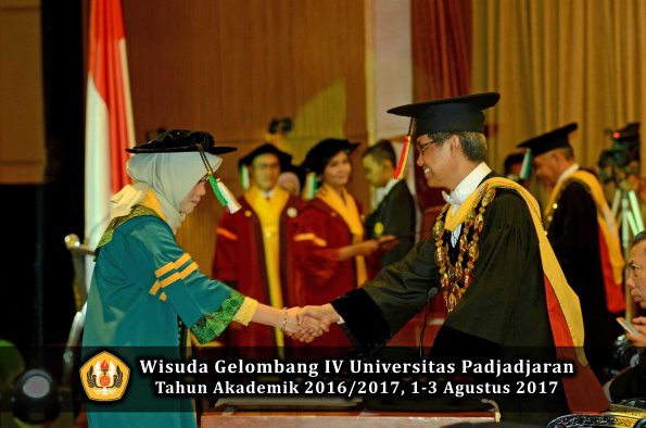 Wisuda Unpad Gel IV TA 2016_2017 Fakultas PERTANIAN oleh  Rektor 003