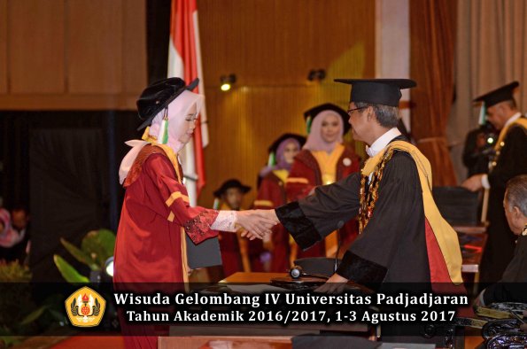 Wisuda Unpad Gel IV TA 2016_2017 Fakultas PERTANIAN oleh  Rektor 006