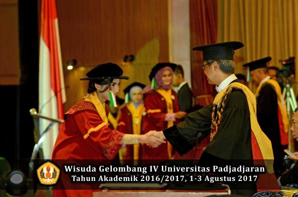 Wisuda Unpad Gel IV TA 2016_2017 Fakultas PERTANIAN oleh  Rektor 008