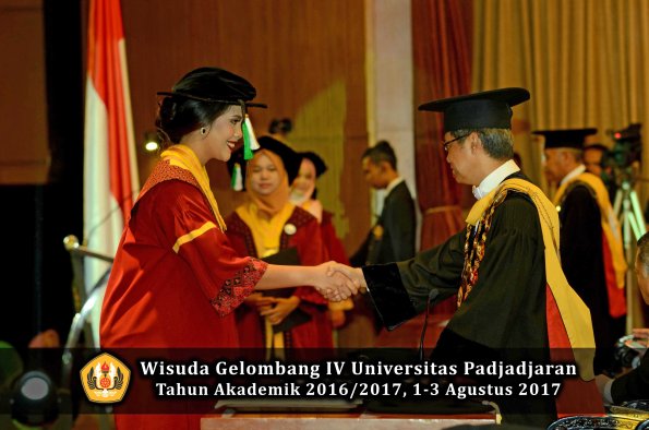 Wisuda Unpad Gel IV TA 2016_2017 Fakultas PERTANIAN oleh  Rektor 012