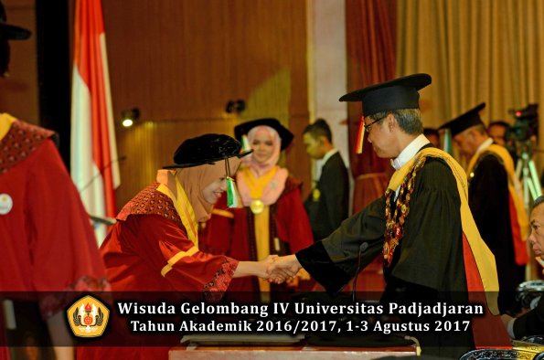 Wisuda Unpad Gel IV TA 2016_2017 Fakultas PERTANIAN oleh  Rektor 013