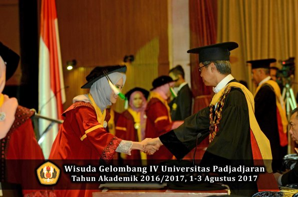 Wisuda Unpad Gel IV TA 2016_2017 Fakultas PERTANIAN oleh  Rektor 015