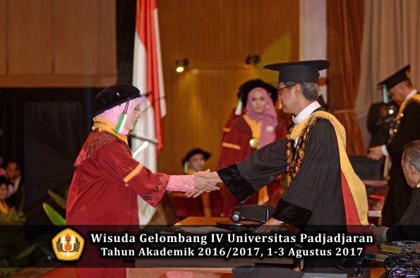 Wisuda Unpad Gel IV TA 2016_2017 Fakultas PERTANIAN oleh  Rektor 016