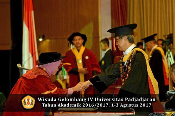 Wisuda Unpad Gel IV TA 2016_2017 Fakultas PERTANIAN oleh  Rektor 017
