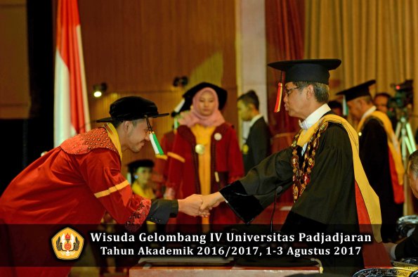 Wisuda Unpad Gel IV TA 2016_2017 Fakultas PERTANIAN oleh  Rektor 018