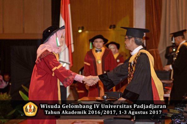 Wisuda Unpad Gel IV TA 2016_2017 Fakultas PERTANIAN oleh  Rektor 019