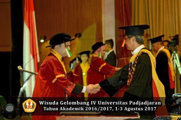 Wisuda Unpad Gel IV TA 2016_2017 Fakultas PERTANIAN oleh  Rektor 020